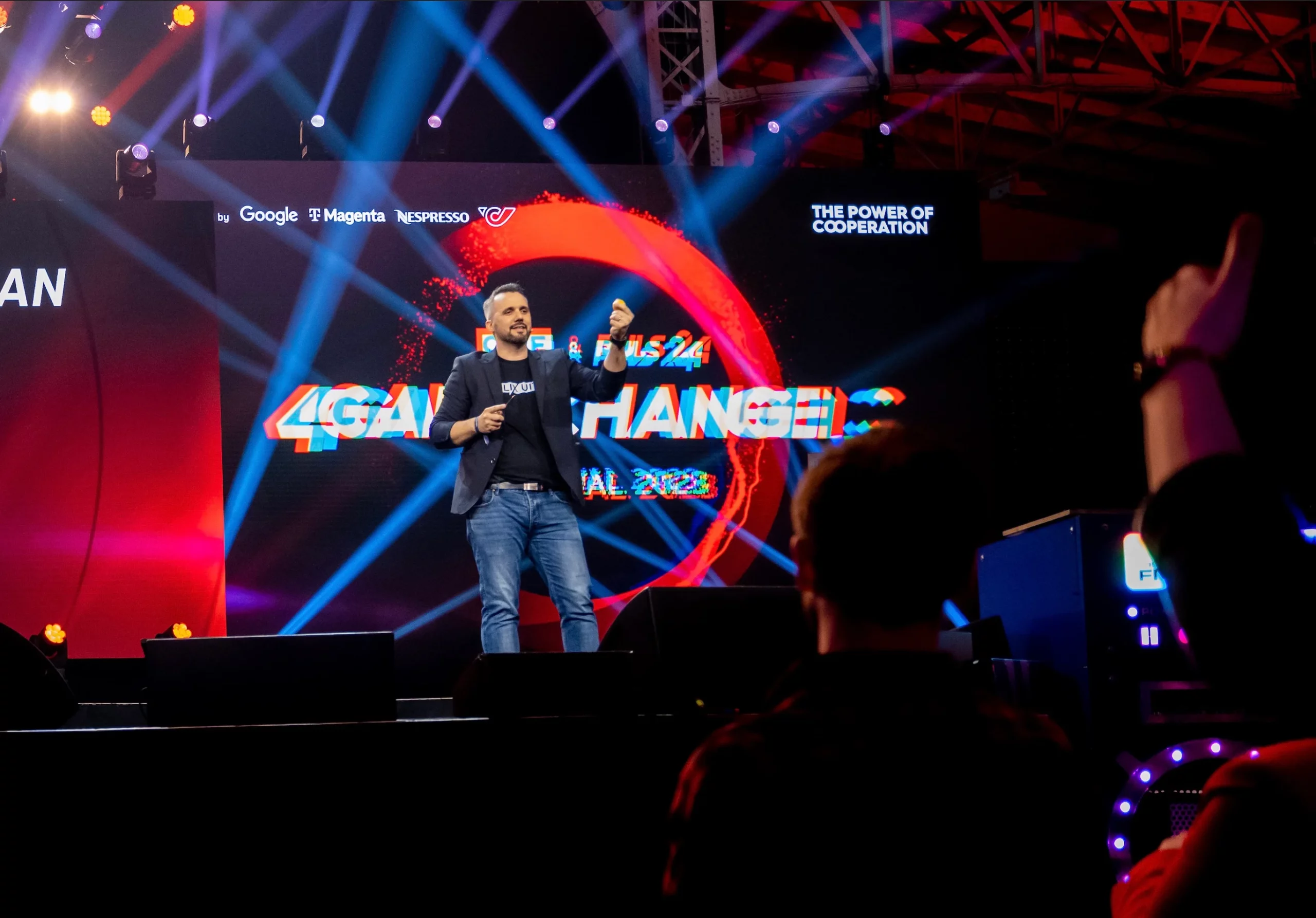 Felix Lenhard speaking on stage